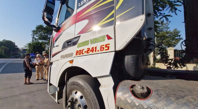 Đang trong giai đoạn giải quyết TNGT, xe mo&oacute;c r&agrave;o vẫn ngang nhi&ecirc;n chở h&agrave;ng qu&aacute; tải - Ảnh 2.