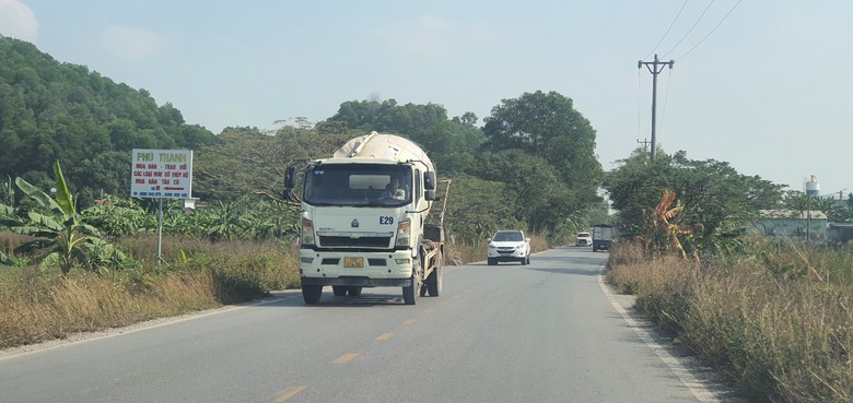 Hải Ph&ograve;ng: Trạm trộn tr&aacute;i ph&eacute;p lấn chiếm h&agrave;nh lang giao th&ocirc;ng, g&acirc;y &ocirc; nhiễm m&ocirc;i trường- Ảnh 6.