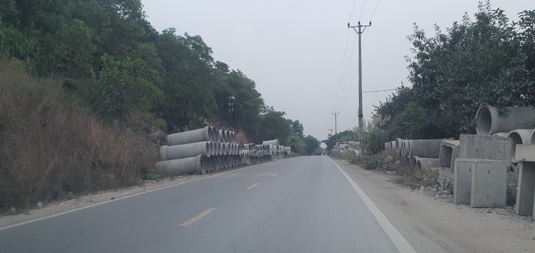 Hải Ph&ograve;ng: Trạm trộn tr&aacute;i ph&eacute;p lấn chiếm h&agrave;nh lang giao th&ocirc;ng, g&acirc;y &ocirc; nhiễm m&ocirc;i trường- Ảnh 3.