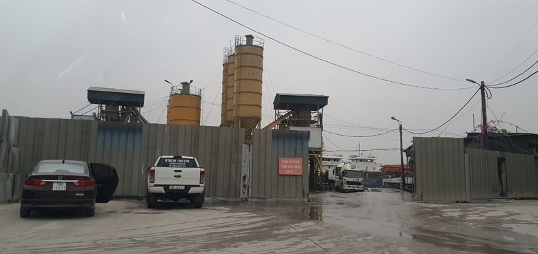 Hải Ph&ograve;ng: Trạm trộn tr&aacute;i ph&eacute;p lấn chiếm h&agrave;nh lang giao th&ocirc;ng, g&acirc;y &ocirc; nhiễm m&ocirc;i trường- Ảnh 1.