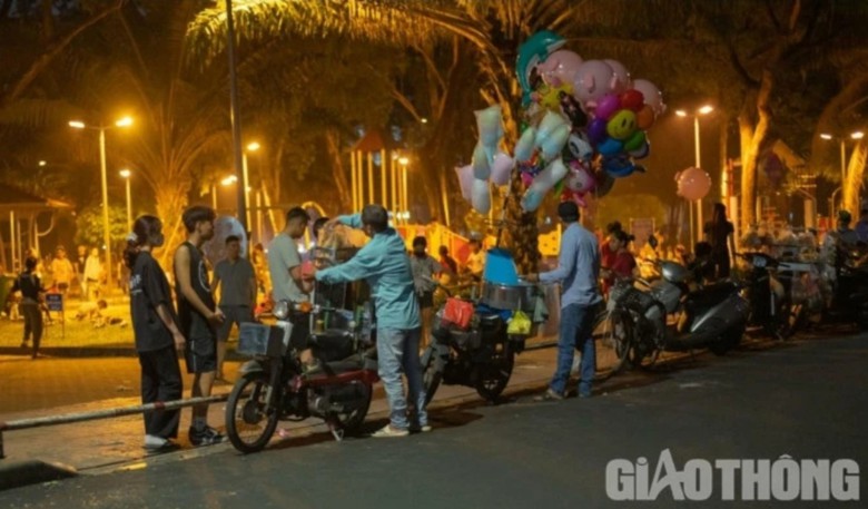 TP.HCM gần 900 tuyến đường được phép cho thuê lòng đường, vỉa hè - Ảnh 1. TP.HCM gần 900 tuyến đường được phép cho thuê lòng đường, vỉa hè - Ảnh 1.