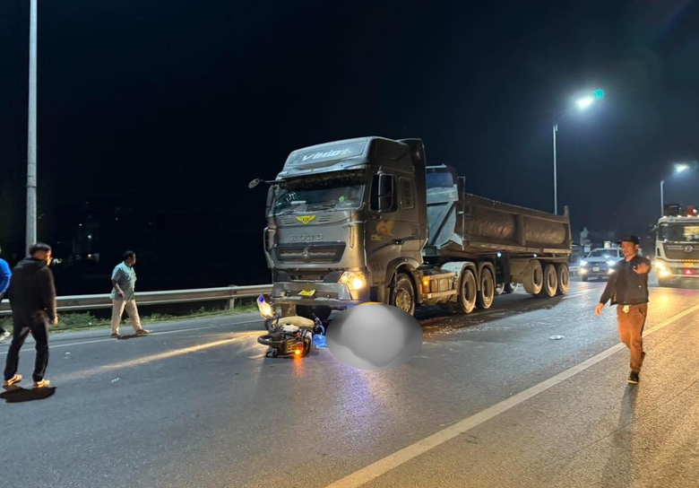 Tai nạn li&ecirc;n ho&agrave;n tr&ecirc;n QL38B, một người tử vong - Ảnh 1.