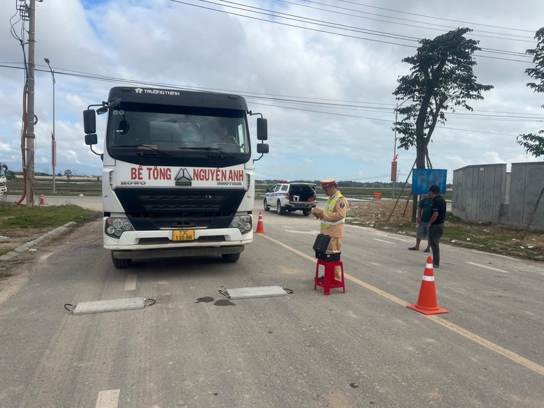 Xử l&yacute; tải trọng, siết tốc độ đảm bảo ATGT dịp cuối năm - Ảnh 1.
