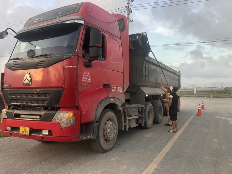 Xử l&yacute; tải trọng, siết tốc độ đảm bảo ATGT dịp cuối năm - Ảnh 2.