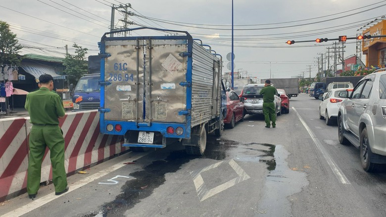 B&igrave;nh Dương: Tai nạn li&ecirc;n ho&agrave;n, 5 xe &ocirc; t&ocirc; d&iacute;nh nhau tr&ecirc;n đường - Ảnh 4.