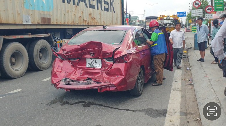 B&igrave;nh Dương: Tai nạn li&ecirc;n ho&agrave;n, 5 xe &ocirc; t&ocirc; d&iacute;nh nhau tr&ecirc;n đường - Ảnh 3.