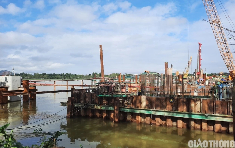 Tiến độ cầu v&ograve;m th&eacute;p thuộc dự &aacute;n 2.200 tỷ ở Huế thế n&agrave;o sau một năm khởi c&ocirc;ng? - Ảnh 3.