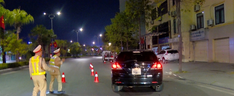 Tạm giữ h&igrave;nh sự t&agrave;i xế xe 4 "th&ocirc;ng chốt" kiểm tra nồng độ cồn ở TP Hạ Long - Ảnh 1.