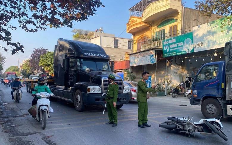 Tạm giữ t&agrave;i xế xe container chống người thi h&agrave;nh c&ocirc;ng vụ