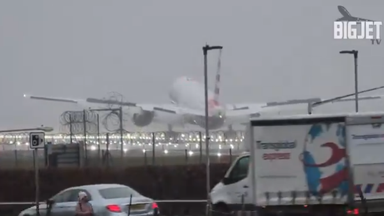 Anh: Máy bay xóc nảy trên đường băng khi hạ cánh trong cơn bão - Ảnh 1. Anh: Máy bay xóc nảy trên đường băng khi hạ cánh trong cơn bão - Ảnh 1.