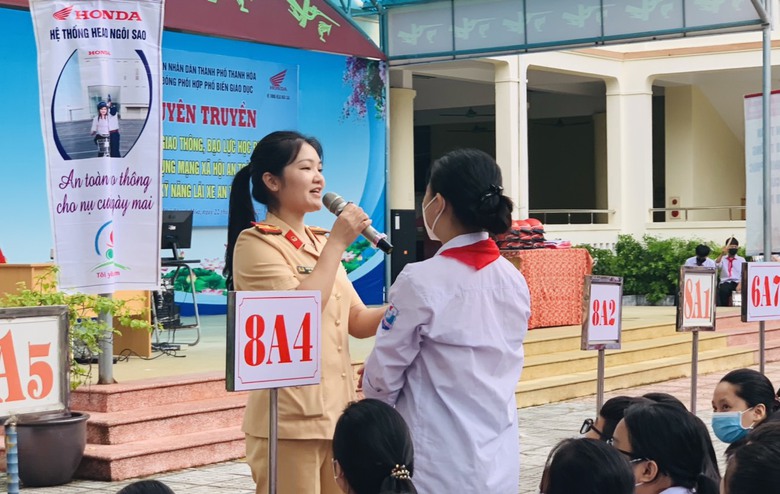 Sẽ đưa nội dung chấp h&agrave;nh quy định ATGT v&agrave;o nội quy nh&agrave; trường - Ảnh 1.