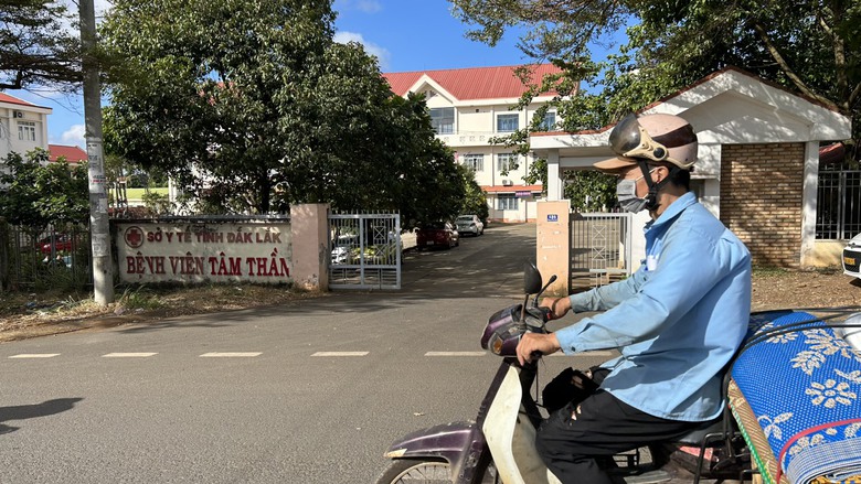 Bắt quả tang một b&aacute;c sĩ nhận tiền của người bệnh - Ảnh 1.