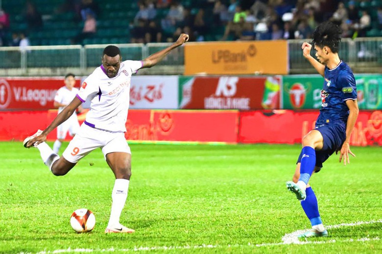 V-League: HAGL chưa biết đến m&ugrave;i chiến thắng, Văn To&agrave;n gi&uacute;p Nam Định giữ ng&ocirc;i đầu  - Ảnh 1.