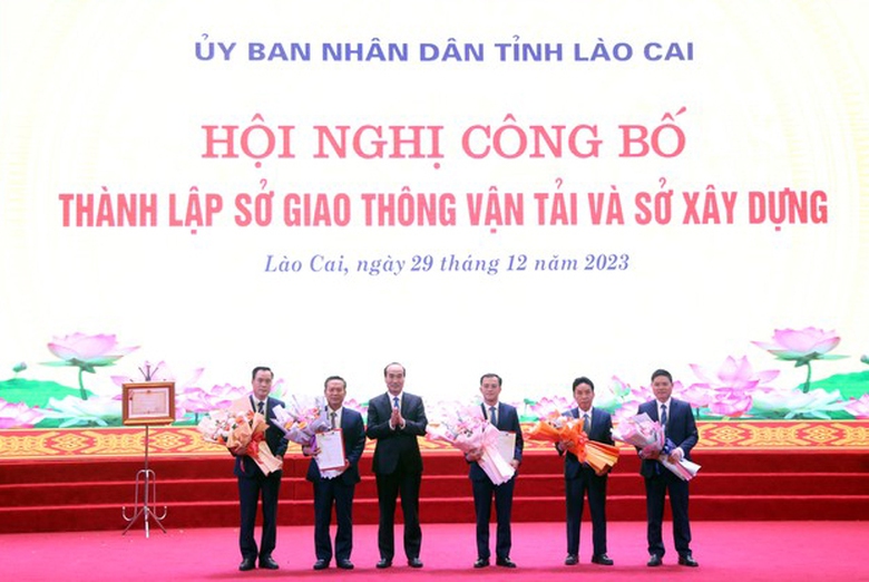 L&agrave;o Cai: C&ocirc;ng bố quyết định th&agrave;nh lập Sở Giao th&ocirc;ng vận tải v&agrave; Sở X&acirc;y dựng - Ảnh 1.