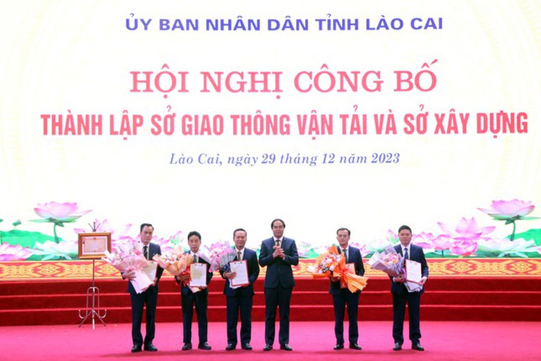 L&agrave;o Cai: C&ocirc;ng bố quyết định th&agrave;nh lập Sở Giao th&ocirc;ng vận tải v&agrave; Sở X&acirc;y dựng - Ảnh 2.