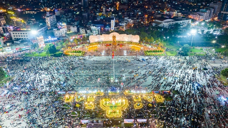 Quy Nhơn phân luồng giao thông trong thời gian diễn ra Countdown Tết Dương lịch 2024- Ảnh 1. Quy Nhơn phân luồng giao thông trong thời gian diễn ra Countdown Tết Dương lịch 2024- Ảnh 1.