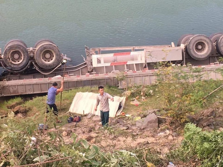 Xe đầu k&eacute;o lao xuống vực s&acirc;u rồi lật ngửa dưới s&ocirc;ng, t&agrave;i xế tử vong- Ảnh 1.