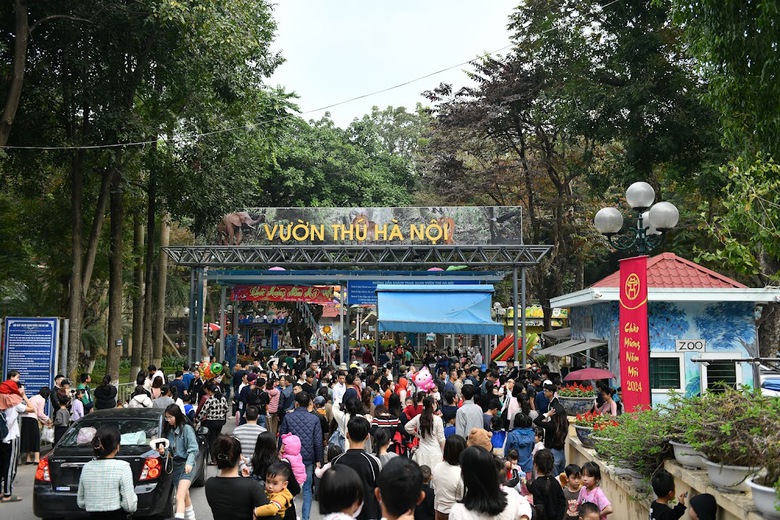 Người d&acirc;n dựng lều, trải bạt, đổ x&ocirc; về c&aacute;c c&ocirc;ng vi&ecirc;n ở H&agrave; Nội dịp nghỉ tết - Ảnh 1.