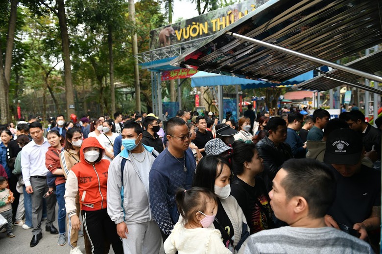 Người d&acirc;n dựng lều, trải bạt, đổ x&ocirc; về c&aacute;c c&ocirc;ng vi&ecirc;n ở H&agrave; Nội dịp nghỉ tết - Ảnh 2.