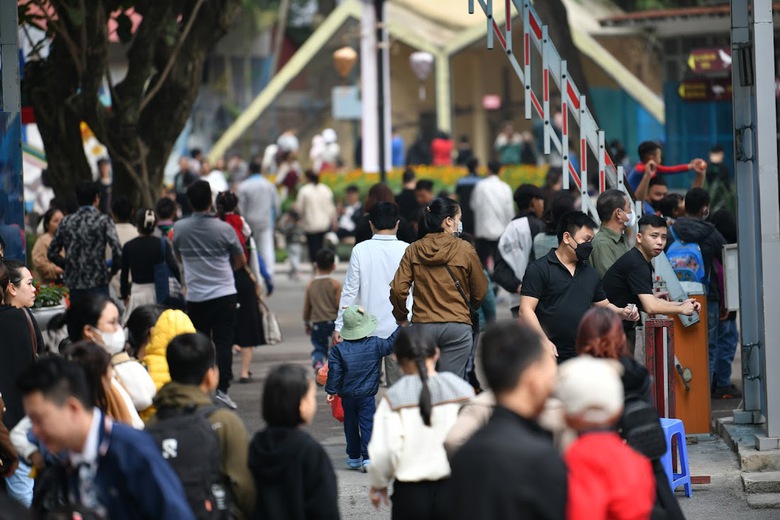 Người d&acirc;n dựng lều, trải bạt, đổ x&ocirc; về c&aacute;c c&ocirc;ng vi&ecirc;n ở H&agrave; Nội dịp nghỉ tết - Ảnh 3.