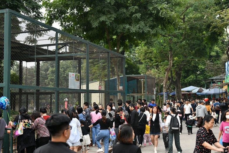 Người d&acirc;n dựng lều, trải bạt, đổ x&ocirc; về c&aacute;c c&ocirc;ng vi&ecirc;n ở H&agrave; Nội dịp nghỉ tết - Ảnh 7.