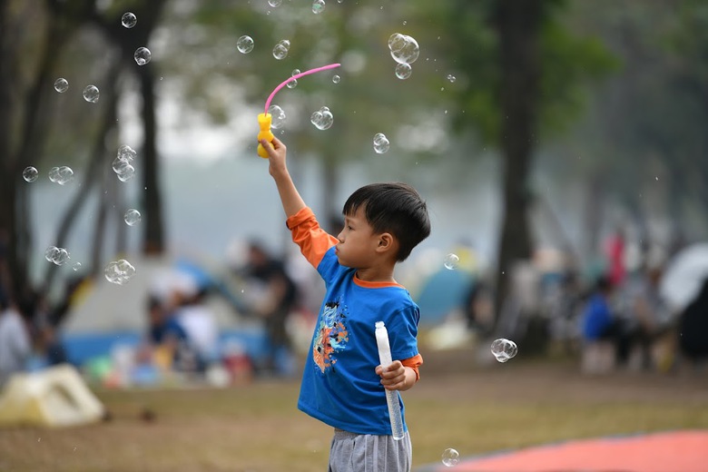 Người d&acirc;n dựng lều, trải bạt, đổ x&ocirc; về c&aacute;c c&ocirc;ng vi&ecirc;n ở H&agrave; Nội dịp nghỉ tết - Ảnh 12.
