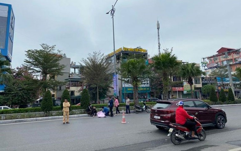 Hiện trường nơi người đ&agrave;n &ocirc;ng tử vong trong tư thế ngồi dựa v&agrave;o dải ph&acirc;n c&aacute;ch cứng tr&ecirc;n quốc lộ 18 ở TP Hạ Long