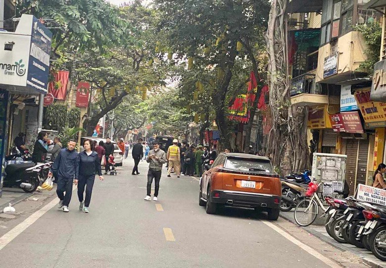 H&agrave; Nội: Xe Mercedes t&ocirc;ng đổ tường nh&agrave; d&acirc;n tr&ecirc;n phố H&agrave;ng Bạc  - Ảnh 3.