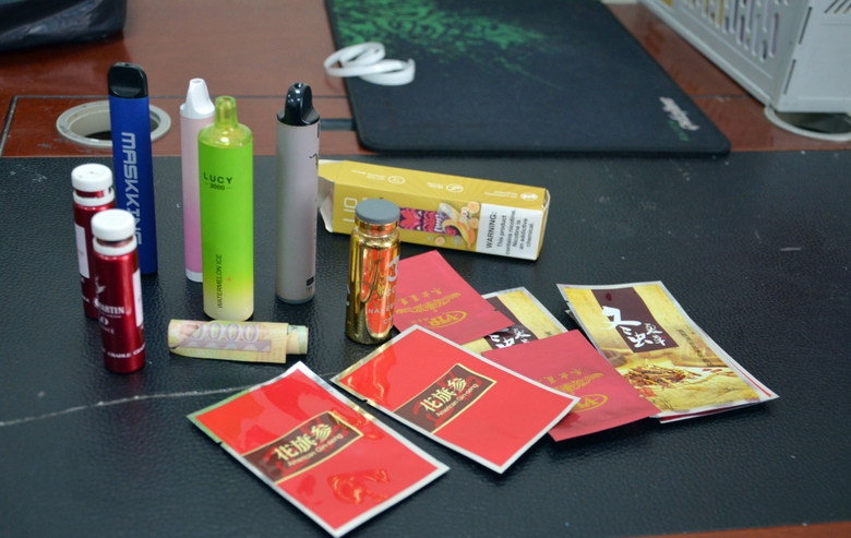V&igrave; sao thuốc l&aacute; điện tử chứa cần sa, ma t&uacute;y nước vui g&acirc;y nghiện giới trẻ? - Ảnh 1.
