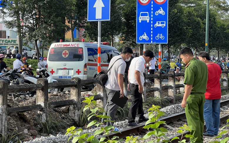Người đ&agrave;n &ocirc;ng bỏ lại xe m&aacute;y, nhảy v&agrave;o đường ray bị t&agrave;u hỏa t&ocirc;ng tử vong