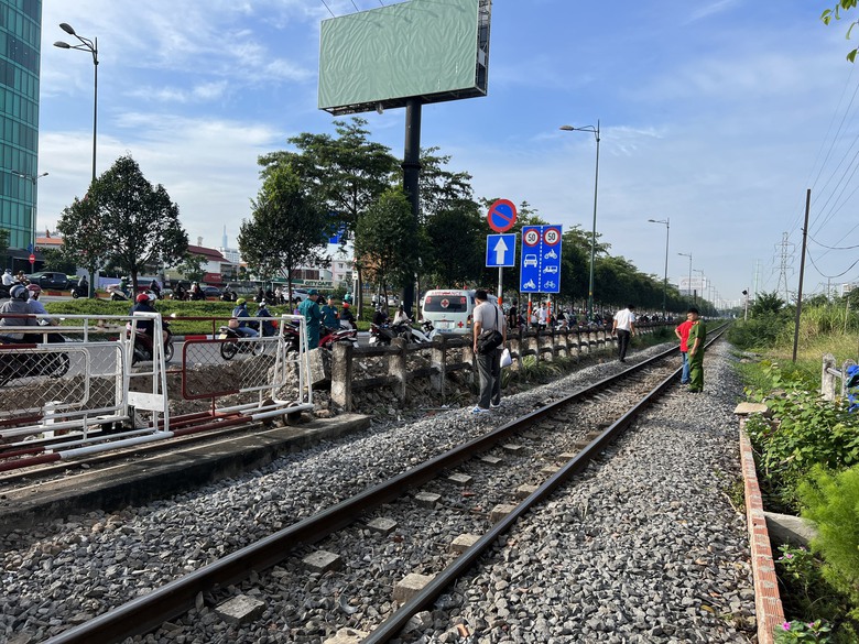 TP.HCM: Người đ&agrave;n &ocirc;ng nhảy v&agrave;o đường ray, bị t&agrave;u hỏa t&ocirc;ng tử vong - Ảnh 1.