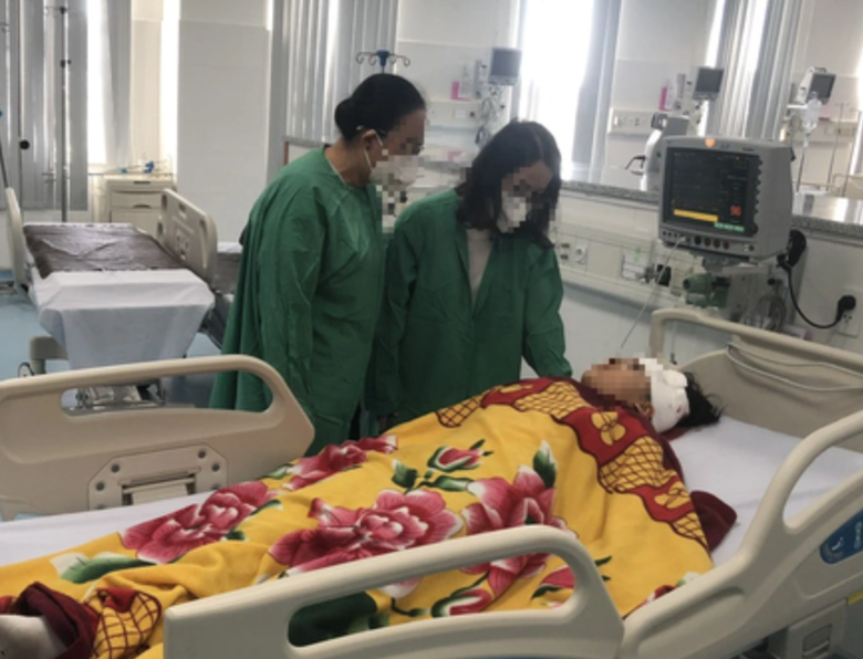 Nam sinh lớp 7 d&ugrave;ng k&eacute;o đ&acirc;m bạn trọng thương rồi định nhảy lầu tự tử - Ảnh 1.