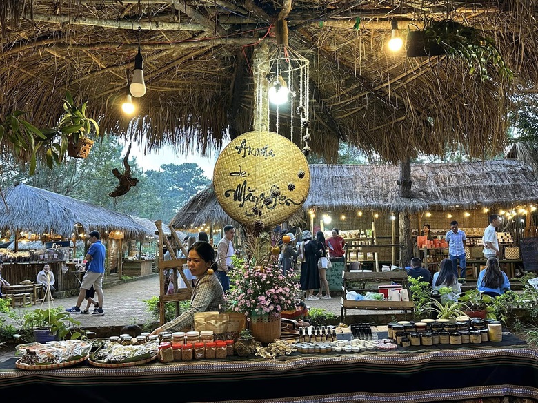 H&iacute;t h&agrave; kh&ocirc;ng kh&iacute; ấm c&uacute;ng ở chợ phi&ecirc;n tr&ecirc;n cao nguy&ecirc;n Măng Đen - Ảnh 6.