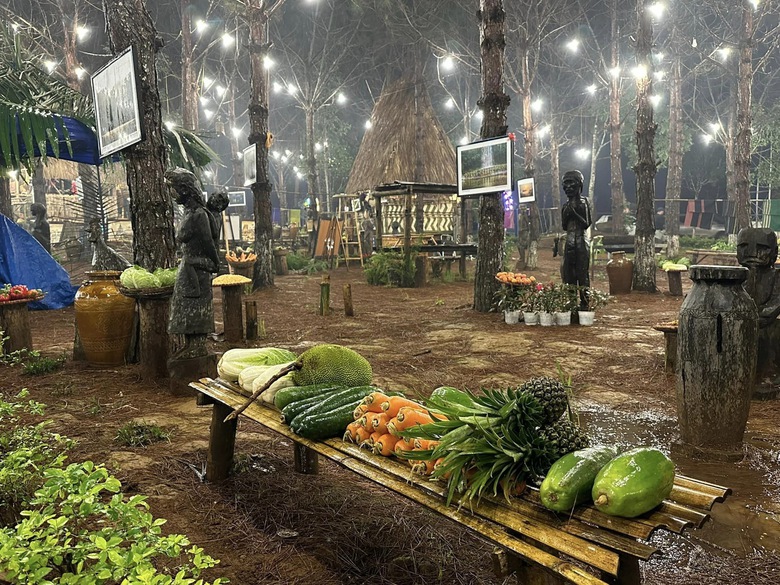 H&iacute;t h&agrave; kh&ocirc;ng kh&iacute; ấm c&uacute;ng ở chợ phi&ecirc;n tr&ecirc;n cao nguy&ecirc;n Măng Đen - Ảnh 9.