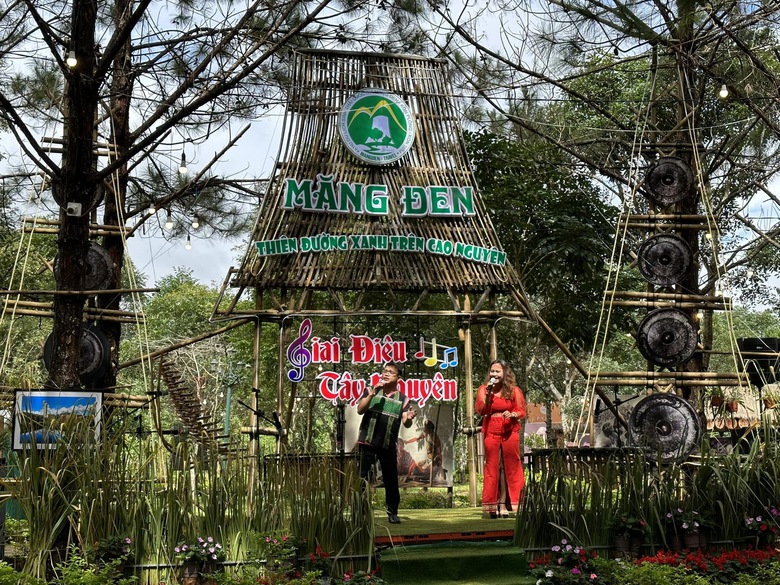 H&iacute;t h&agrave; kh&ocirc;ng kh&iacute; ấm c&uacute;ng ở chợ phi&ecirc;n tr&ecirc;n cao nguy&ecirc;n Măng Đen - Ảnh 5.