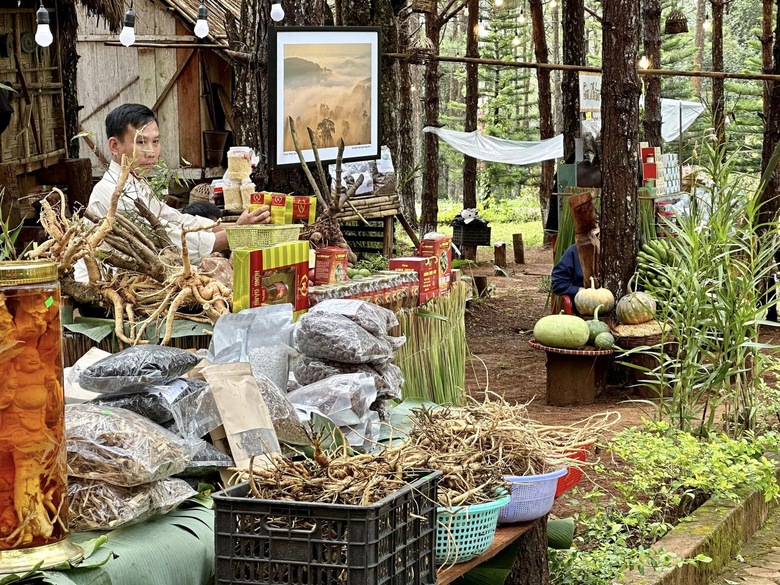 H&iacute;t h&agrave; kh&ocirc;ng kh&iacute; ấm c&uacute;ng ở chợ phi&ecirc;n tr&ecirc;n cao nguy&ecirc;n Măng Đen - Ảnh 12.