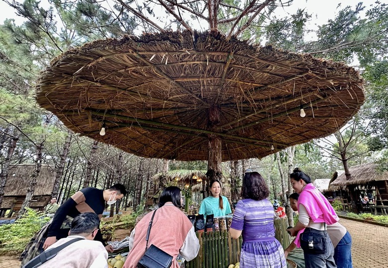 H&iacute;t h&agrave; kh&ocirc;ng kh&iacute; ấm c&uacute;ng ở chợ phi&ecirc;n tr&ecirc;n cao nguy&ecirc;n Măng Đen - Ảnh 2.