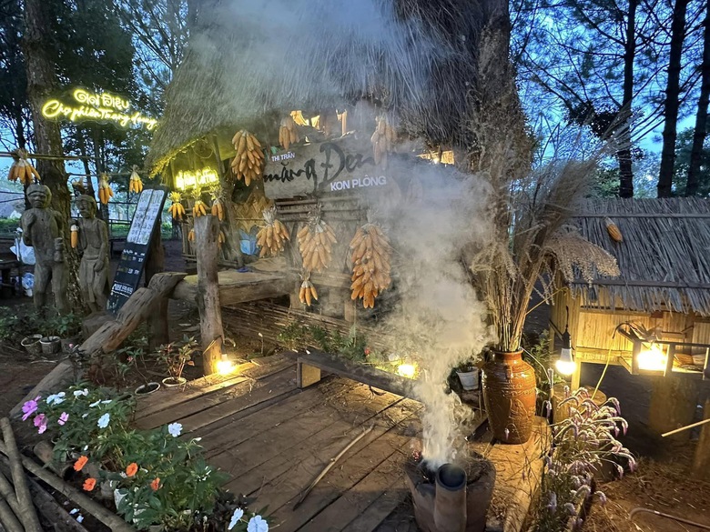 H&iacute;t h&agrave; kh&ocirc;ng kh&iacute; ấm c&uacute;ng ở chợ phi&ecirc;n tr&ecirc;n cao nguy&ecirc;n Măng Đen - Ảnh 4.