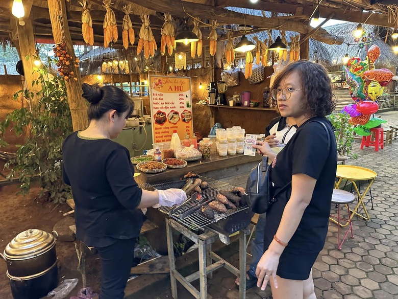 H&iacute;t h&agrave; kh&ocirc;ng kh&iacute; ấm c&uacute;ng ở chợ phi&ecirc;n tr&ecirc;n cao nguy&ecirc;n Măng Đen - Ảnh 7.