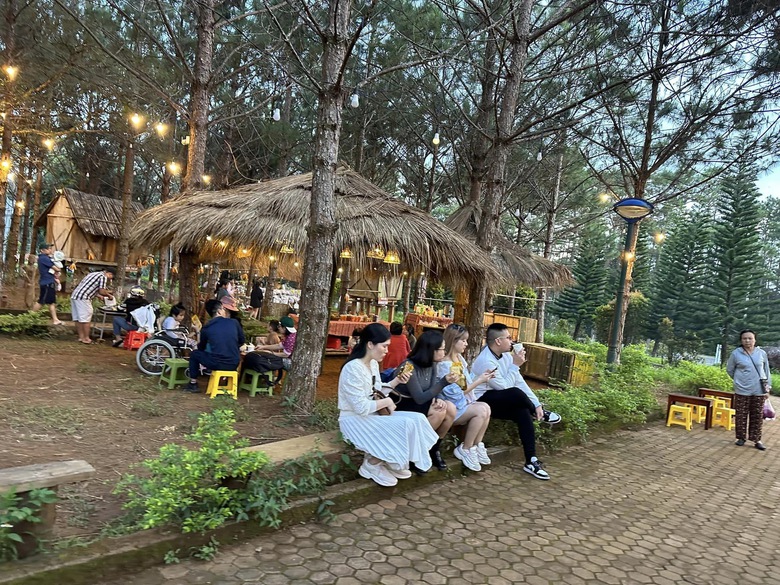 H&iacute;t h&agrave; kh&ocirc;ng kh&iacute; ấm c&uacute;ng ở chợ phi&ecirc;n tr&ecirc;n cao nguy&ecirc;n Măng Đen - Ảnh 10.