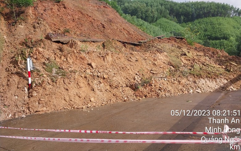 Quảng Ng&atilde;i: Sạt lở đồi v&ugrave;i lấp tỉnh lộ 624, giao th&ocirc;ng &aacute;ch tắc