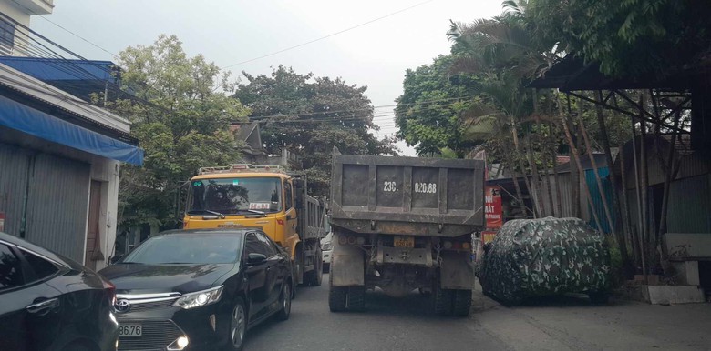 V&igrave; sao xe container v&agrave; xe đầu k&eacute;o tăng đột biến qua tỉnh lộ 352? - Ảnh 1.