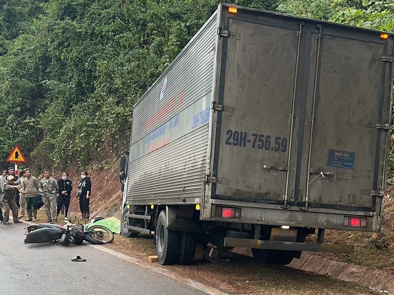 Va chạm với xe tải c&ugrave;ng chiều tr&ecirc;n QL6, người điều khiển xe m&aacute;y tử vong - Ảnh 1.