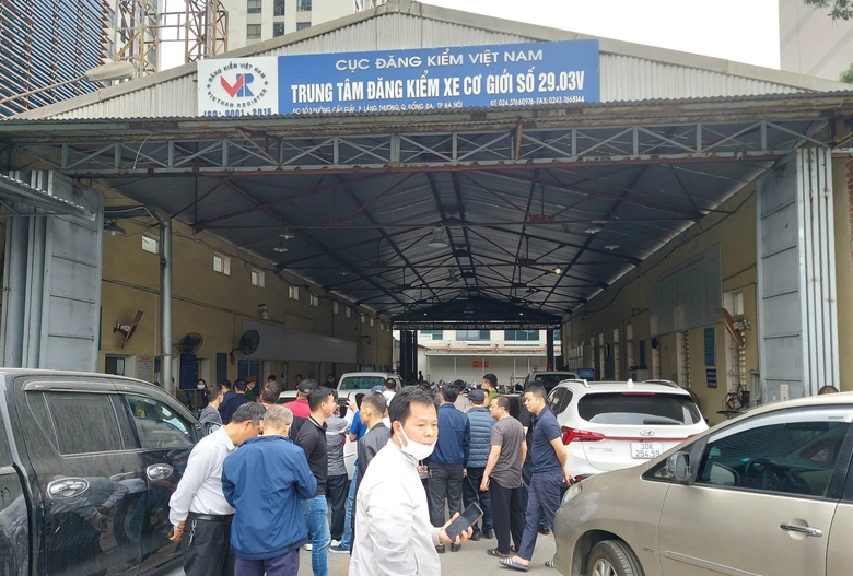 Cao điểm nhu cầu đăng kiểm phương tiện cuối năm, H&agrave; Nội l&agrave;m g&igrave;? - Ảnh 1.