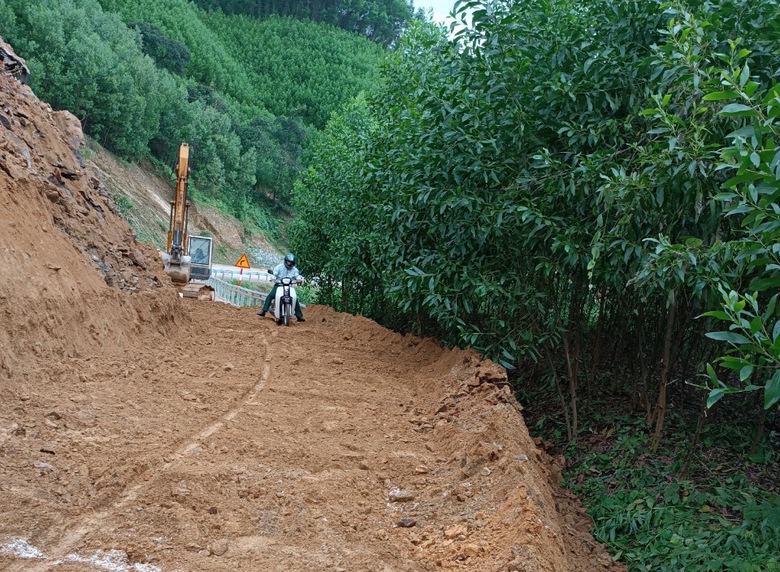 Th&ocirc;ng xe một vệt tuyến tỉnh lộ 624 sau hai ng&agrave;y tắc nghẽn do sạt lở n&uacute;i - Ảnh 1.