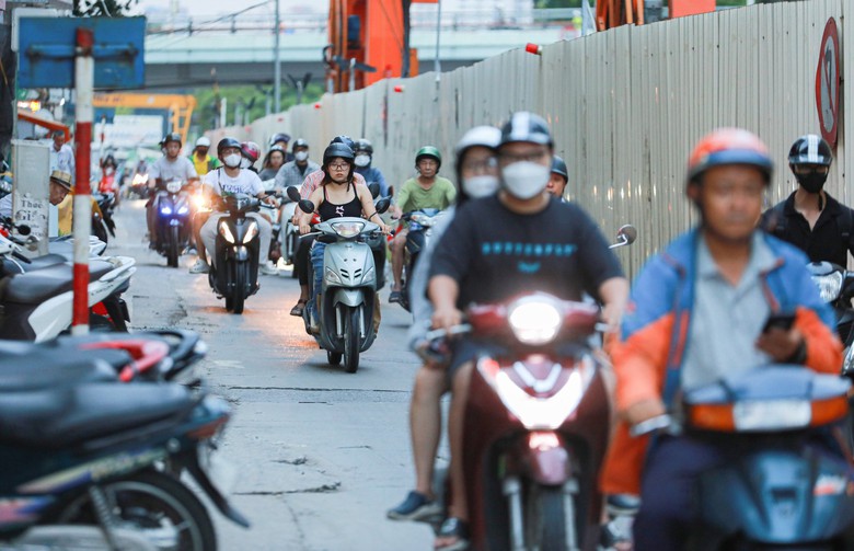 Gần 40 tuyến đường bị thu hẹp phục vụ thi c&ocirc;ng l&agrave;m gia tăng &ugrave;n tắc - Ảnh 1.