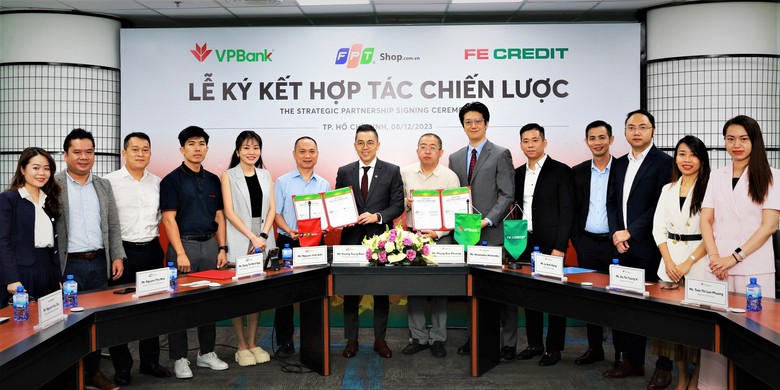 VPBank, FE CREDIT v&agrave; FPT Shop k&yacute; kết hợp t&aacute;c chiến lược gi&uacute;p kh&aacute;ch h&agrave;ng c&oacute; cơ hội được mua sắm thiết bị điện tử, n&acirc;ng cao chất lượng cuộc sống.
