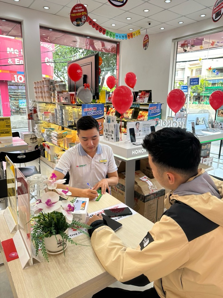 FE CREDIT v&agrave; FPT Shop k&yacute; kết hợp t&aacute;c gi&uacute;p kh&aacute;ch h&agrave;ng tiếp cận c&aacute;c sản phẩm của FPT c&ugrave;ng với những giải ph&aacute;p t&agrave;i ch&iacute;nh linh hoạt từ FE CREDIT.