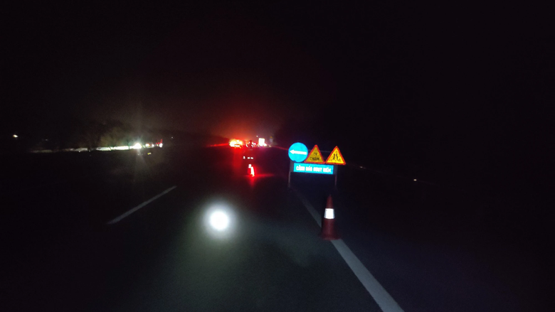 TNGT trên cao tốc Nội Bài - Lào Cai lúc rạng sáng, 2 người thương vong - Ảnh 1. TNGT trên cao tốc Nội Bài - Lào Cai lúc rạng sáng, 2 người thương vong - Ảnh 1.