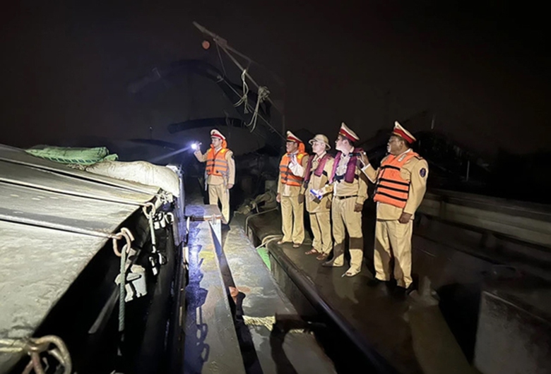 CSGT đường thủy nghẹt thở truy bắt c&aacute;t tặc - Ảnh 1.